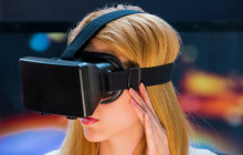 Frau trägt VR-Brille