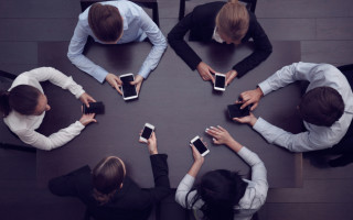 Business-Leute mit Smartphones