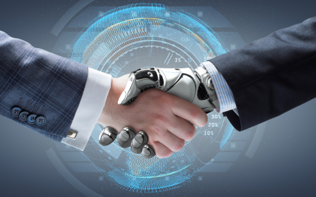 Roboter und Mensch schütteln sich die Hand