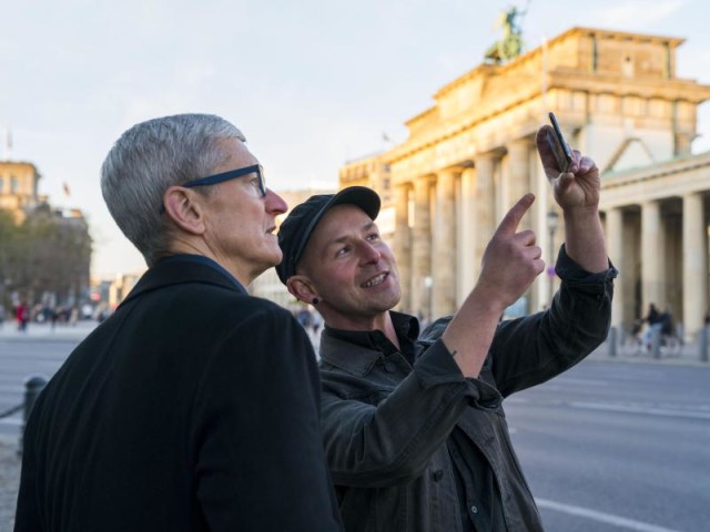 Tim Cook in Berlin am Brandenburger Tor